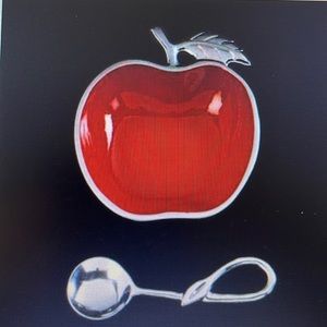 Red delish dish with spoon med